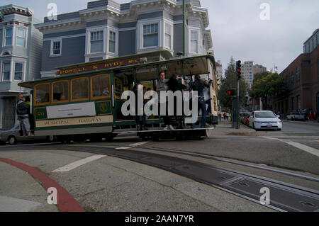 San Francisco, California, Stati Uniti d'America - 23 Maggio 2015 : la vista su un tipico Funivia del Powell & Hyde linea in San Francisco, Stati Uniti d'America Foto Stock