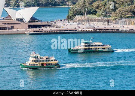 Il vecchio di prima classe della flotta seguita dalla nuova classe di smeraldo, porto interno Ferry di Sydney la vela al di fuori del Circular Quay passato l'Opera House di Sydney Foto Stock