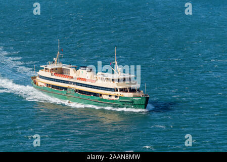 Una classe di acqua dolce, Ferry di Sydney denominato Narrabeen dopo la spiaggia di Sydney dello stesso nome veli il suo modo attraverso il Sydney Harbour verso Circular Quay Foto Stock