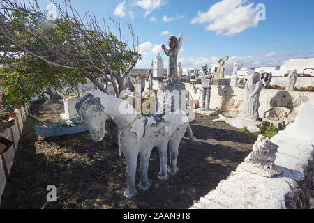 Arte giardino statue, punto oscuro di orrore arte moderna, Villa de Teguise, Lanzarote, Spagna Foto Stock