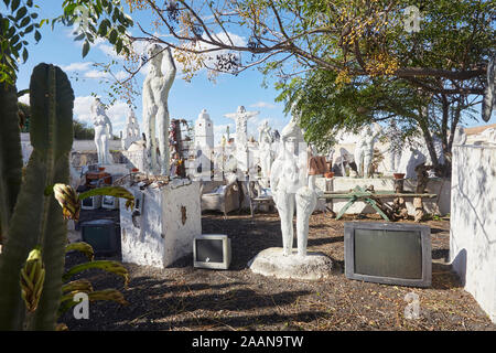 Arte giardino statue, punto oscuro di orrore arte moderna, Villa de Teguise, Lanzarote, Spagna Foto Stock