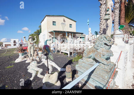 Arte giardino statue, punto oscuro di orrore arte moderna, Villa de Teguise, Lanzarote, Spagna Foto Stock