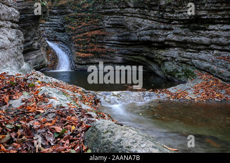 Una cascata e una interessante formazione di roccia in autunno a iskenderli tonya trabzon turchia Foto Stock