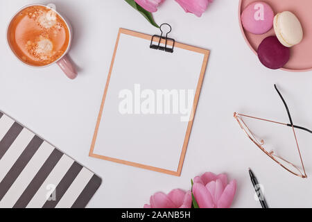 Stile femminile luogo di lavoro con tulipani e caffè. Appunti mock-up Foto Stock