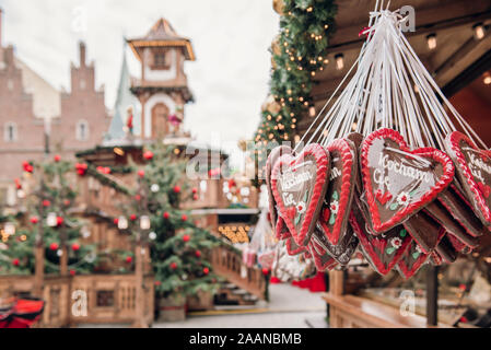Set di tradizionale Natale Gingerbread Cookies a forma di cuore ad una fiera prima di aprire Foto Stock