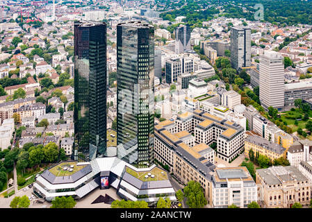 Um Frankfurt Main, Germania 21-luglio-2018. Una vista presso la Deutsche Bank twin specchiata grattacieli. Foto Stock