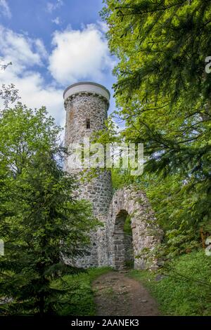 Hamelika Lookout Tower è stato costruito nella forma di un romantico castello ruderi - Marianske Lazne (Marienbad) - Repubblica Ceca Foto Stock