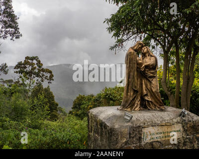 Bogotà - Colombia, 2 novembre 2019 - Le statue della Via Crucis in Montserrat Hill a Bogotà (Colombia) Foto Stock