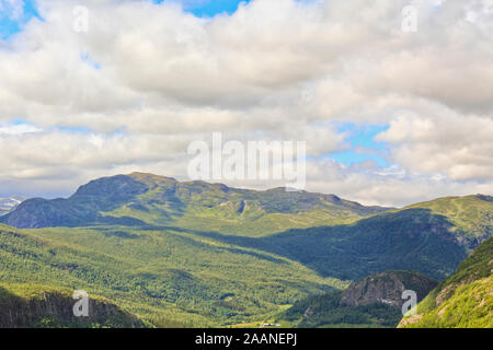 Spettacolare paesaggio di montagne e valli nel bellissimo Hemsedal, Buskerud, Norvegia. Foto Stock