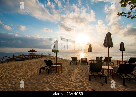 Bellissima Alba vista della spiaggia di Sanur in Bali Isola Foto Stock