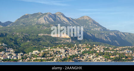 Vista panoramica di Herceg Novi la città e il Monte Orjen, Kotor Bay, Montenegro, l'Europa. Foto Stock