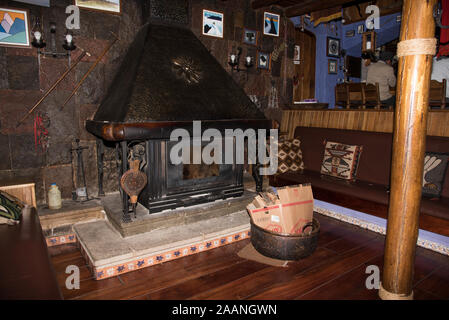 Caminetto nella sala da pranzo del Chimborazo Lodge at 3970 m ai piedi del Vulcano Chimborazo in Ecuador. Foto Stock