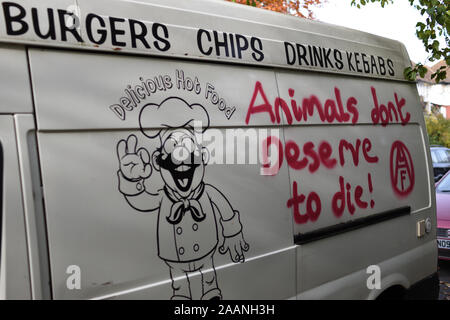 Londra/UK - Nov 20 2019: Animal Liberation Front graffiti su burger van Foto Stock