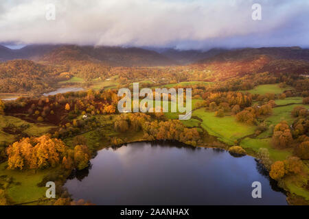 Antenna di stordimento drone immagine orizzontale di sunrise in autunno cadono nella campagna inglese Foto Stock