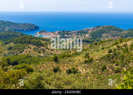 La splendida Baia di Port de Soller, una popolare destinazione turistica. Baleares, Spagna Foto Stock