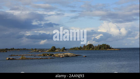 Le formazioni rocciose e le piccole isole. Il lago Vanern visto da un luogo in Mellerud. Foto Stock