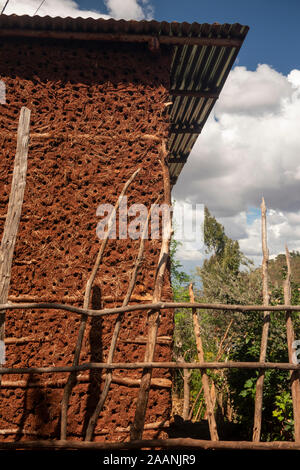 Etiopia, Karat-Konso, Gamole borgo murato, dettaglio di fango reso esterno casa in legno parete Foto Stock