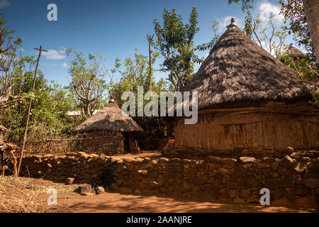 Etiopia, Karat-Konso, Gamole borgo murato, fango resi round baita in legno con tetto di paglia con tetto conico Foto Stock