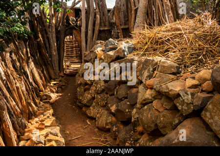 Etiopia, Karat-Konso, Gamole borgo murato, costruita in pietra che conduce a parete per alloggiare il composto Foto Stock