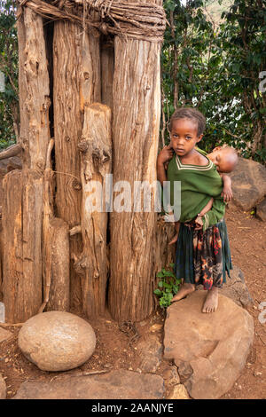 Etiopia, Karat-Konso, Gamole borgo murato, bambino al 42 pole Olahita (generazione poli) Foto Stock