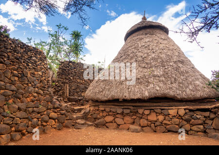 Etiopia, Karat-Konso, Gamole borgo murato, paleta, dal tetto conico capanna con tappo in ceramica vicino Olahita Foto Stock