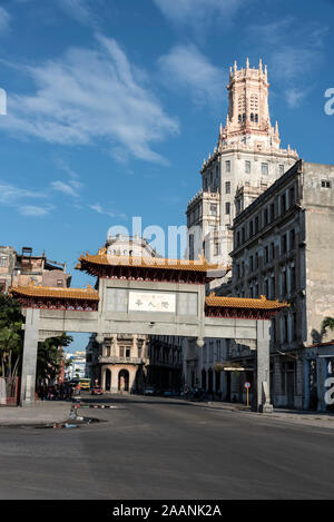 Il quartiere cinese di Gate o Il paifang all'ingresso di La Habana Chinatown - Barrio Chino a Cuba. La torre è la ETECSA - Telecomunicazioni Co Foto Stock