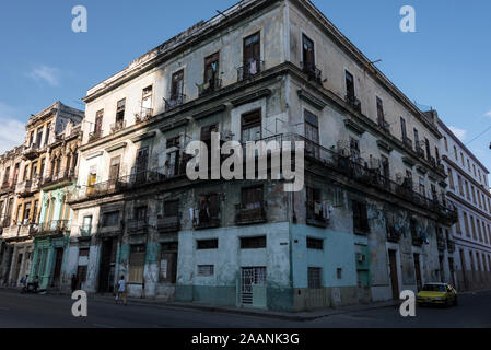 (Cuba) Avana di vecchia architettura presenta un mix di diversi progetti architettonici dal periodo coloniale, nella maggior parte dei casi di forte moresco, influenza spagnola, Foto Stock