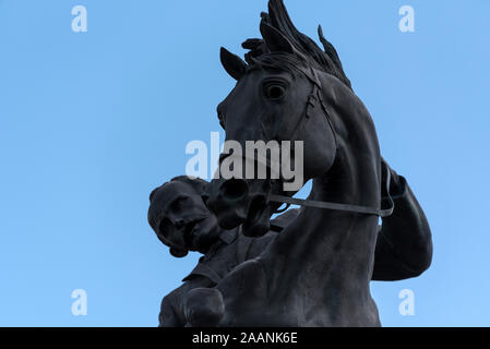 Un monumento in granito nero di José Julián Martí Pérez, eroe nazionale cubano (1853-1895) sul suo cavallo in Plaza 13 de marzo a l'Avana, Cuba. Foto Stock