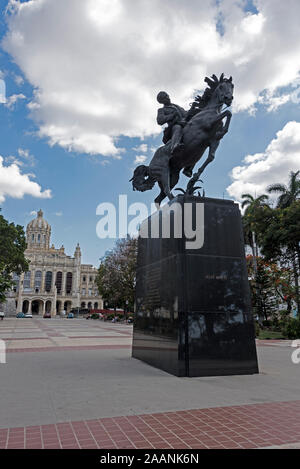 Un monumento in granito nero di José Julián Martí Pérez, eroe nazionale cubano (1853-1895) sul suo cavallo in Plaza 13 de marzo a l'Avana, Cuba. Foto Stock