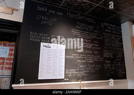 Stampate e lavagna i menu visualizzati all'interno di OATMEALS ristorante, il primo al mondo di farina di avena bar. Ad ovest sulla terza San nel Greenwich Village, Manhattan NYC Foto Stock