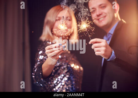 Immagine della coppia felice con botti su sfondo nero in studio Foto Stock