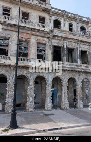 (Cuba) Avana di vecchia architettura presenta un mix di diversi progetti architettonici dal periodo coloniale, nella maggior parte dei casi di forte moresco, influenza spagnola, Foto Stock