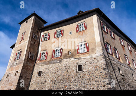 Castel Thun, antica e castello medievale in Val di Non, Alpi Italiane, Vigo di Ton, provincia di Trento, Trentino Alto Adige, Italia, Europa Foto Stock