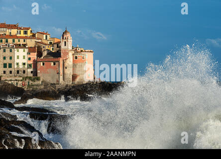 Grandi onde nel mare Mediterraneo. Il borgo antico di Tellaro durante una tempesta di mare. La Spezia, Liguria, Italia, Europa Foto Stock