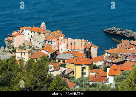 Vista aerea dell'antico e piccolo villaggio di Tellaro, vicino a Lerici, nel golfo di La Spezia, Liguria, Italia, Europa Foto Stock