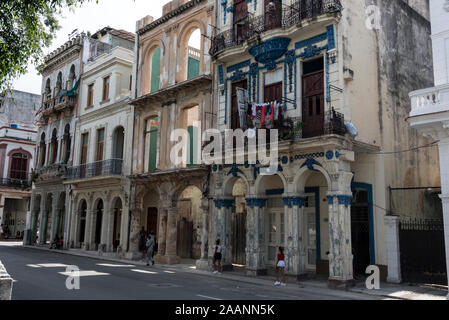 Un edificio decadente (molti occupati) nel Paseo del Prado (Paseo de Martí), un lungo viale vicino al Parque Central, nel centro di Havana a Cuba. Foto Stock