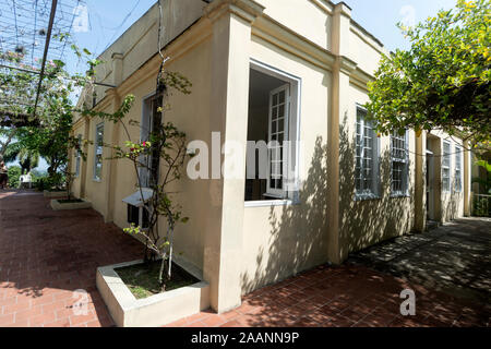 Autore americano, la camera da letto ad angolo di Ernest Hemingway con finestra aperta a casa sua, ‘Finca la Vigia’, oggi museo, a San Francisco de Paula, a sud-est Foto Stock