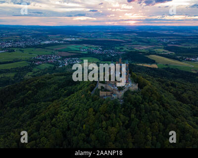 Veduta aerea del Castello Hohenzollern durante il tramonto. Germania in estate Foto Stock