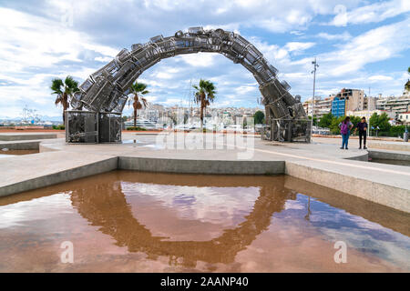 4 Novembre 2019 - Pireo, Grecia. Un monumento al genocidio dei greci del Ponto costruita in acciaio inossidabile in Alexandra Square. Foto Stock