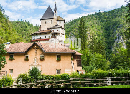 Il Santuario Di San Romedio. Non Valle, Provincia Di Trento, Trentino Alto Adige, Italia, Europa - Il Santuario Medievale Di San Romedio Foto Stock