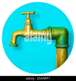 Dettaglio di una acqua di rubinetto in ottone isolato sul colore di sfondo a tinta unita - Round Icona Concetto di immagine - fotografia in un cerchio. Foto Stock