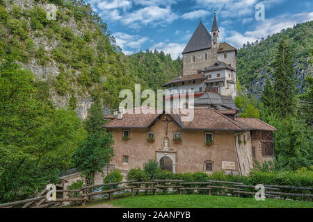 Il Santuario Di San Romedio. Non Valle, Provincia Di Trento, Trentino Alto Adige, Italia, Europa - Il Santuario Medievale Di San Romedio Foto Stock