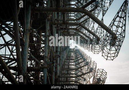 Il vecchio esercito segreto radar sovietica su uno sfondo di Cielo e nubi di Chernobyl in Ucraina Foto Stock