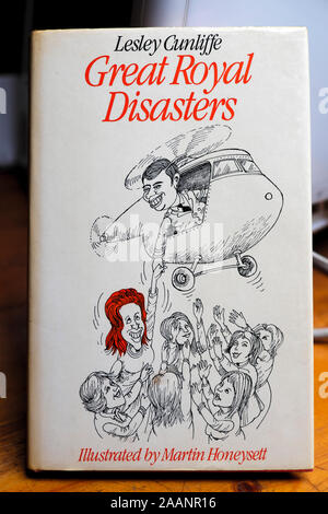 Il principe Andréj cartoon sulla copertina del libro grande Royal calamità da autore Lesley Cunliffe Londra Inghilterra KATHY DEWITT Foto Stock
