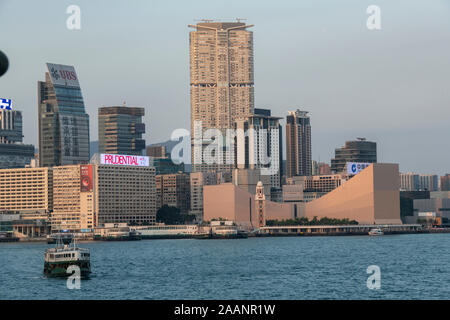 Il Traghetto Star attraversa il Victoria Harbour con gli alti edifici di Hong Kong in background Foto Stock