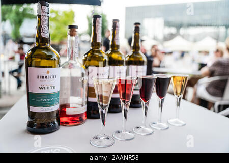 Burmester selezione porta versata in bicchieri con le bottiglie di porto in background cafe bar fiume duoro Porto Portogallo tradizionale Foto Stock