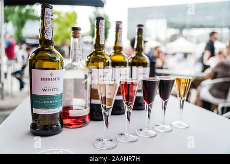 Burmester selezione porta versata in bicchieri con le bottiglie di porto in background cafe bar fiume duoro Porto Portogallo tradizionale Foto Stock