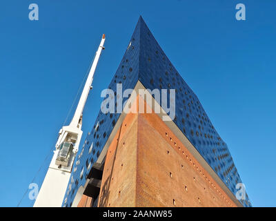 Visita a piedi della città attraverso Amburgo in Germania al fiume Elba-qui il famoso music hall Elbphilharmonie Foto Stock