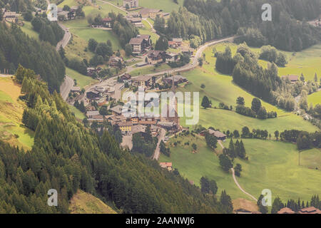 Vista del piccolo villaggio Heiligenblut mentre salite la strada alpina del Grossglockner Foto Stock