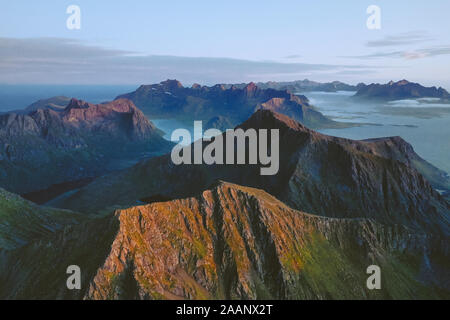 Norvegia paesaggio vista aerea tramonto sulle montagne in viaggio Isole Lofoten tramonto natura visitando belle destinazioni Foto Stock